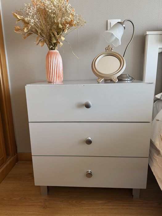 Móvel branco acinzentado