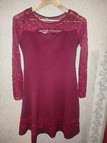 Червоне плаття з вирізом