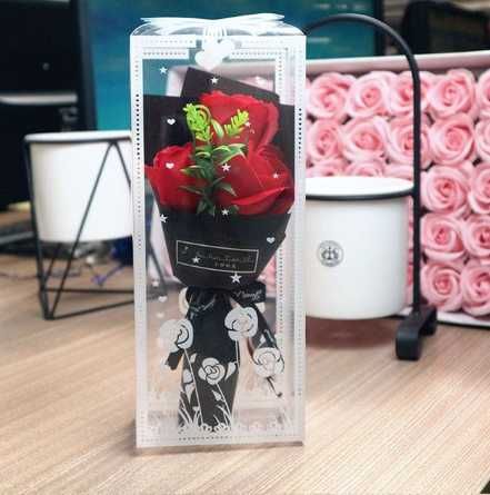 Róże w przezroczystym pudełku prezent