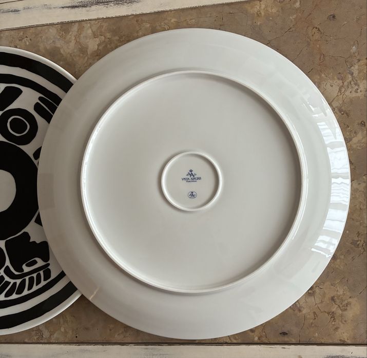 Dois pratos Vista Alegre com gravuras inspiradas na arte precolombina.