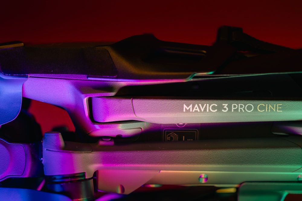 DJI Mavic 3 Pro Cine+RC Pro (+ Brilho), 3 Cameras, Apple ProRes, 1TB