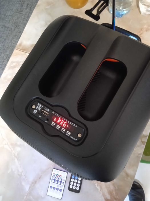 Портативна колонка JBL