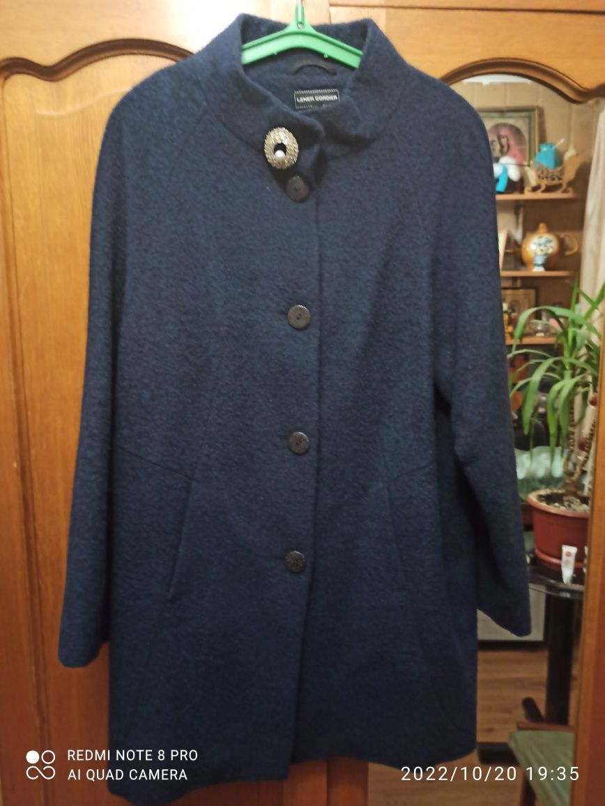 Продам нове пальто з вовни темно-синього коліру.Розмір 48.Не довге.