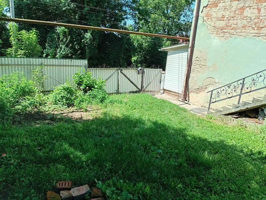 Продам 3-кімнатну квартиру в центрі з власним заіздом та двором