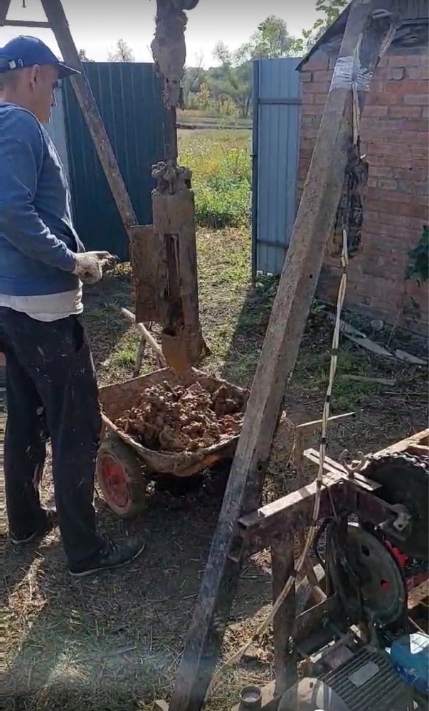 Малогабаритна універсальна бурова установка.