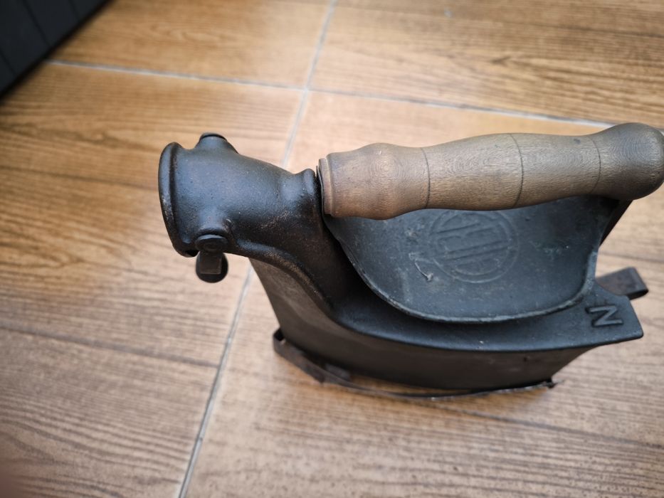 Ferro de Engomar a Carvão Antigo