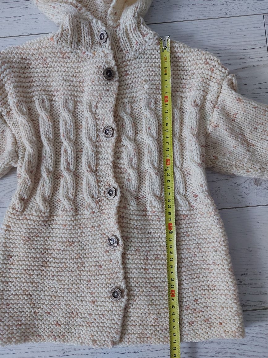 Niepowtarzalny ręcznie robiony sweterek - płaszczyk dla dziewczynki