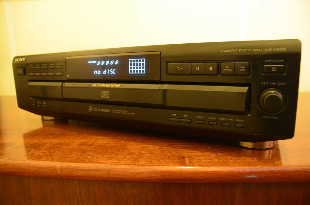 Leitor de CD's Sony CDP- CE 335