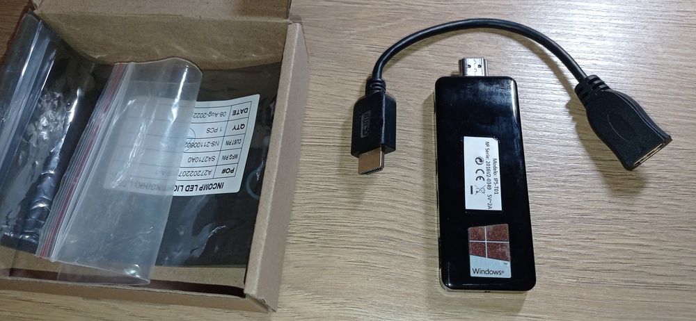 PC Stick Intel com Windows 10, portátil e funcional