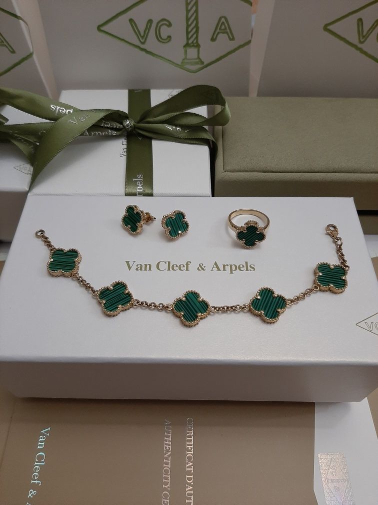 Van CLEEF, золотые серьги с малахитом. Гвоздики, пусеты.