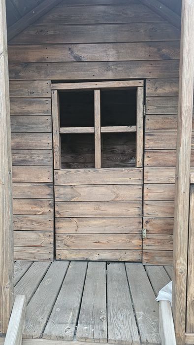 Domek dla dzieci z tarasem zjeżdżalnią huśtawkami  ścianką wspinaczkow