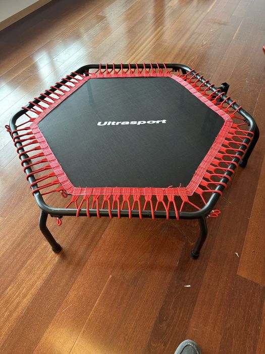 Trampolim quase novo e com barra de apoio