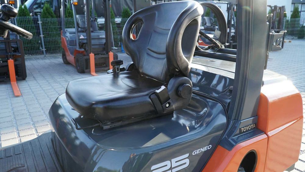 2500 kg, benzyna (!) + LPG , wagi, japoński wózek Toyota 02-8FG25