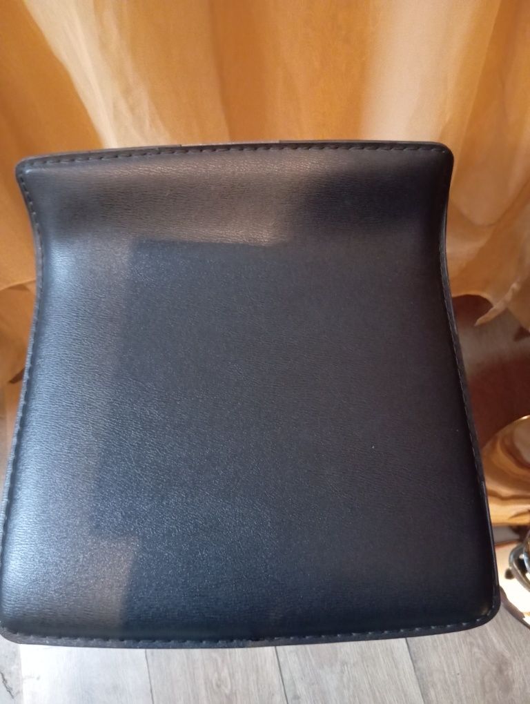 Krzesła hokery czarne