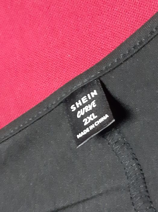 Vestido preto com detalhe prateado