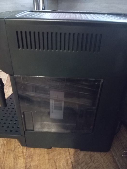 Кавомашина Delonghi.