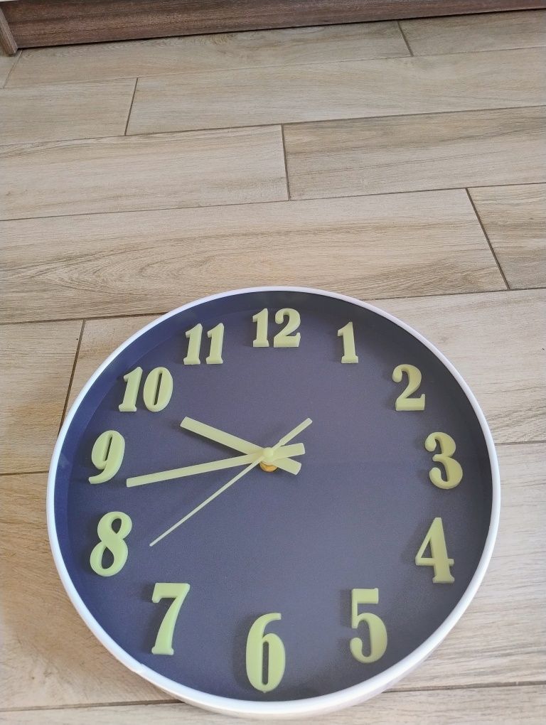 Zegar ścienny Świecący Chichy ruch 30 cm.