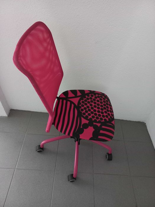 Cadeira Rosa em Bom Estado