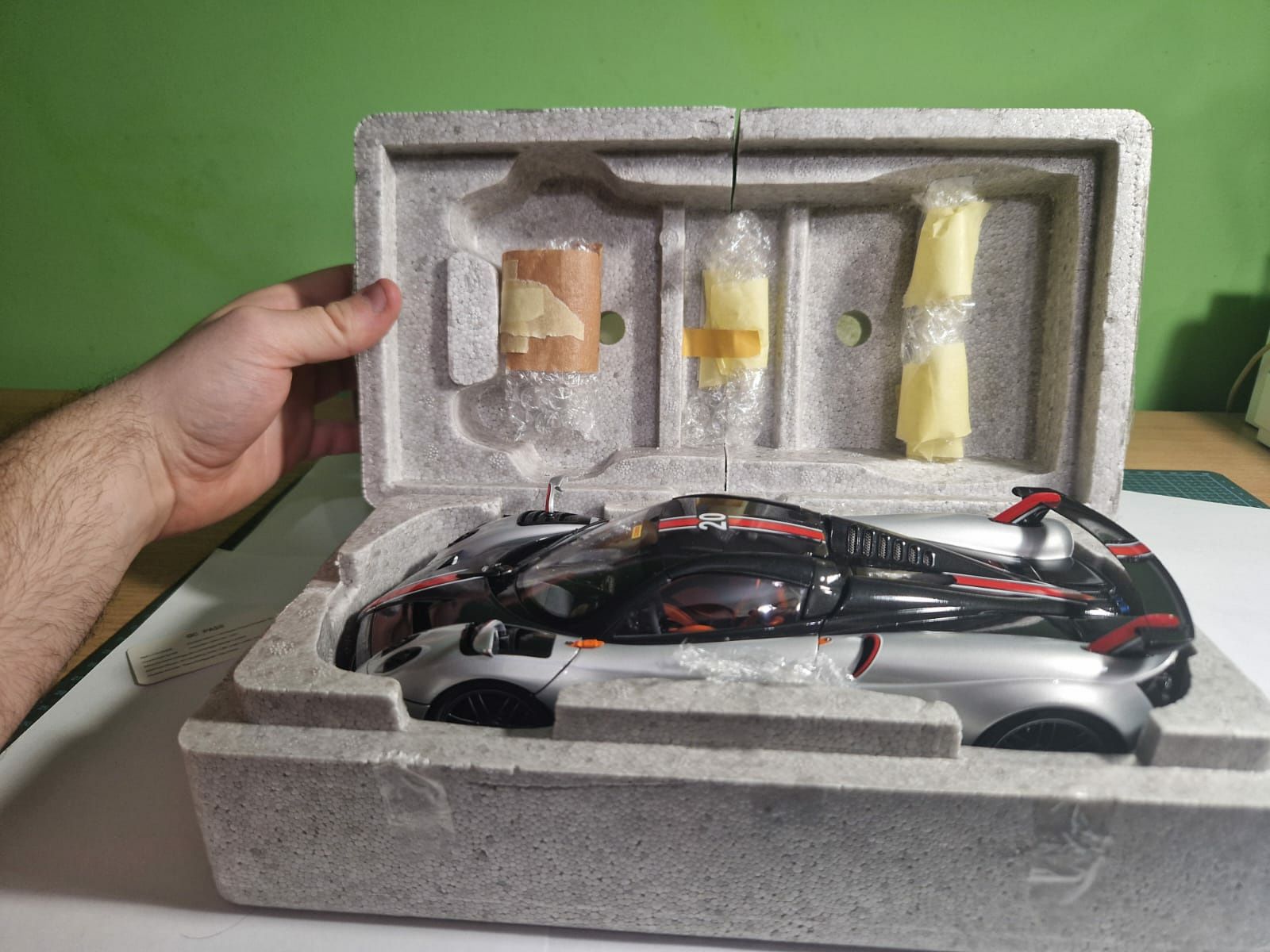 LCD Pagani Huayra Roadster 1:18 detal lepszy od Autoart
