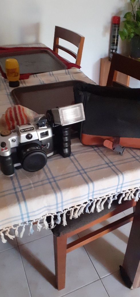 Máquina fotográfica antiga com flash  linda e a trabalhar