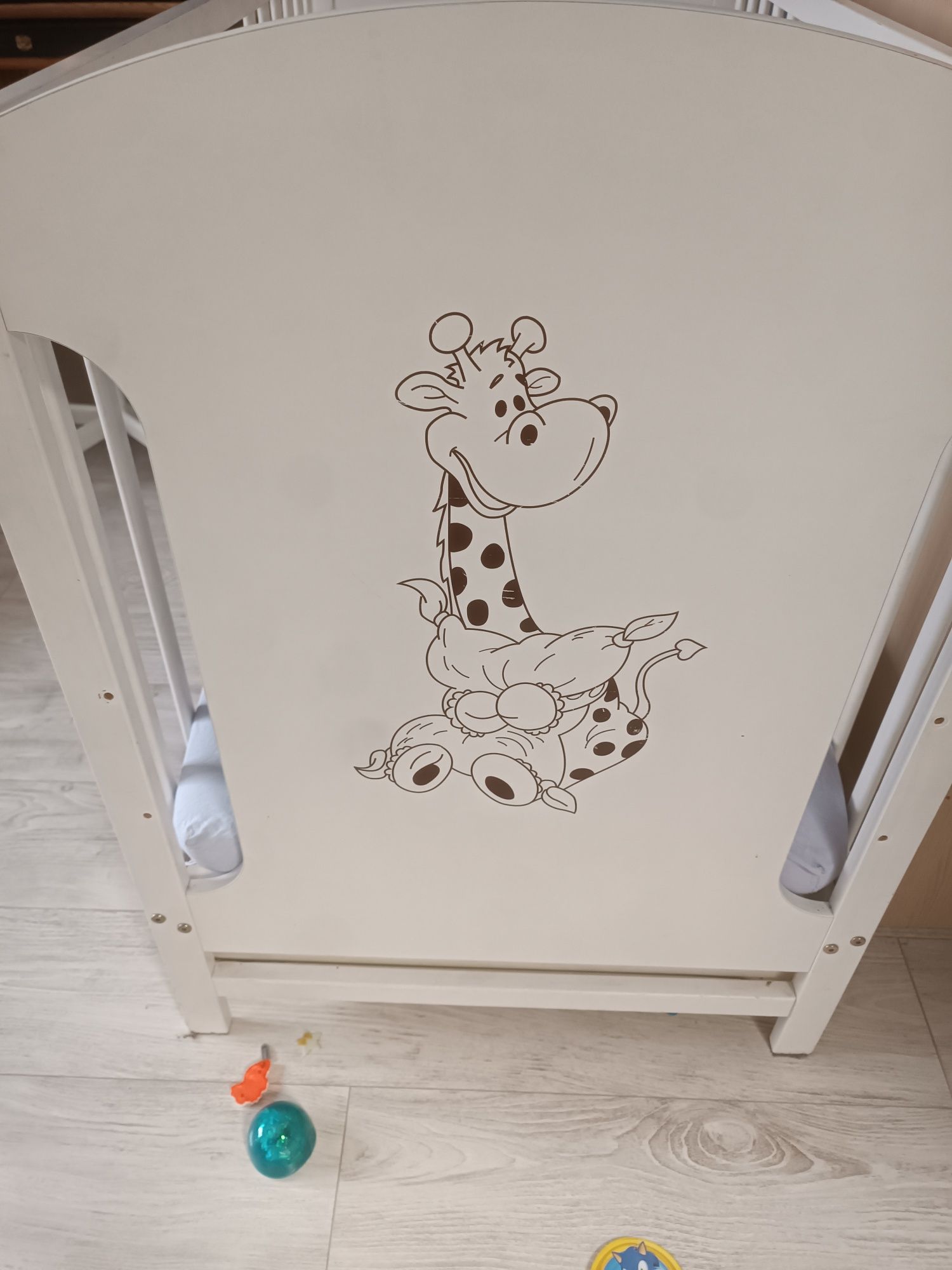 Łóżeczko białe z żyrafą z szufladą i materecem