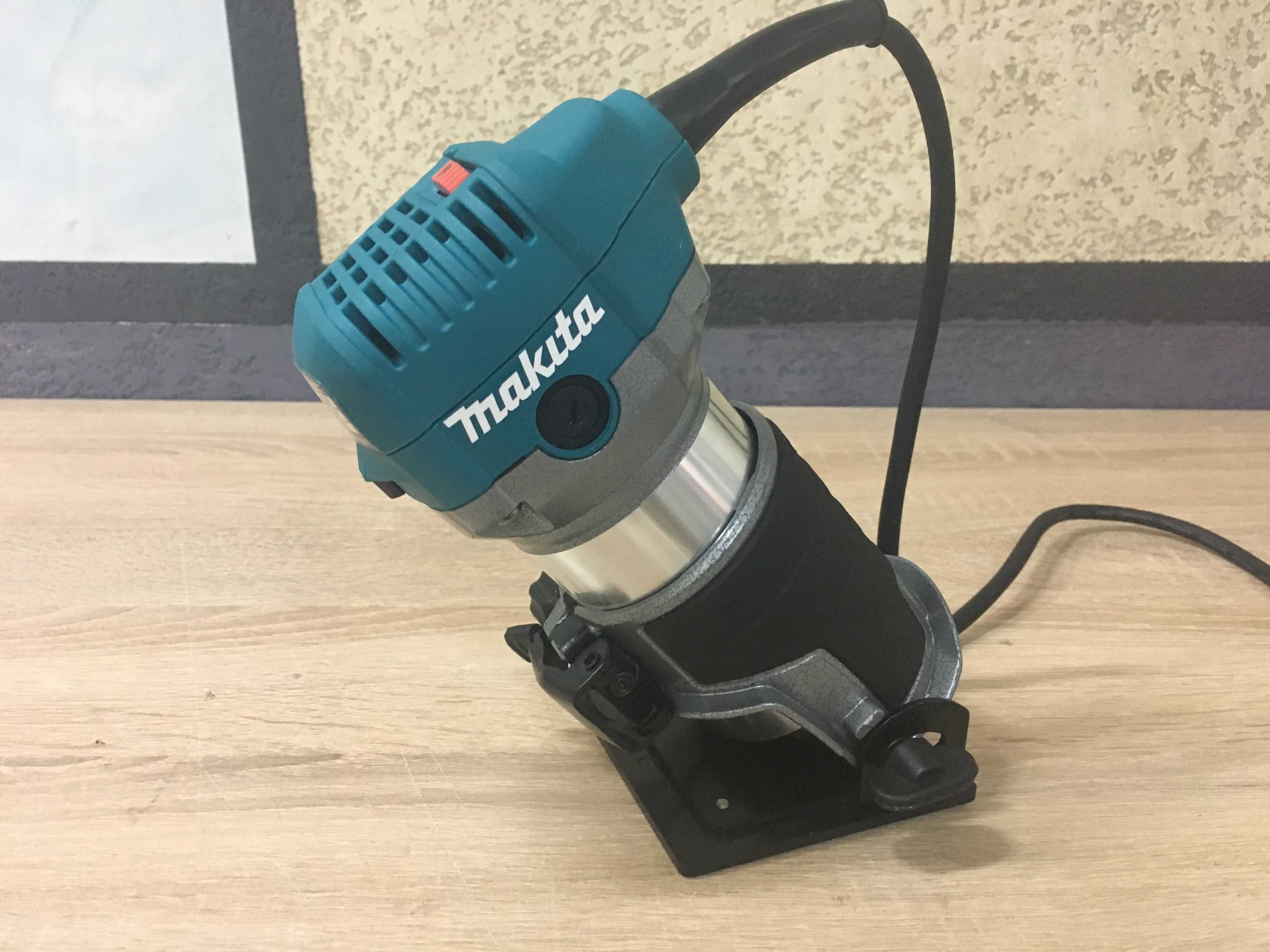 Фрезер Makita RT0700C 6-8мм (2/3/4 базы в комплекте)