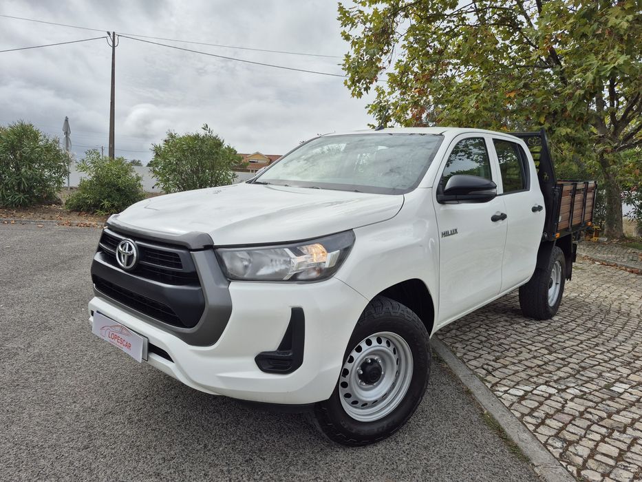 Toyota Hilux 2.4D-4D 4X4 - 2024 - 5 LUGARES - 12.000KM