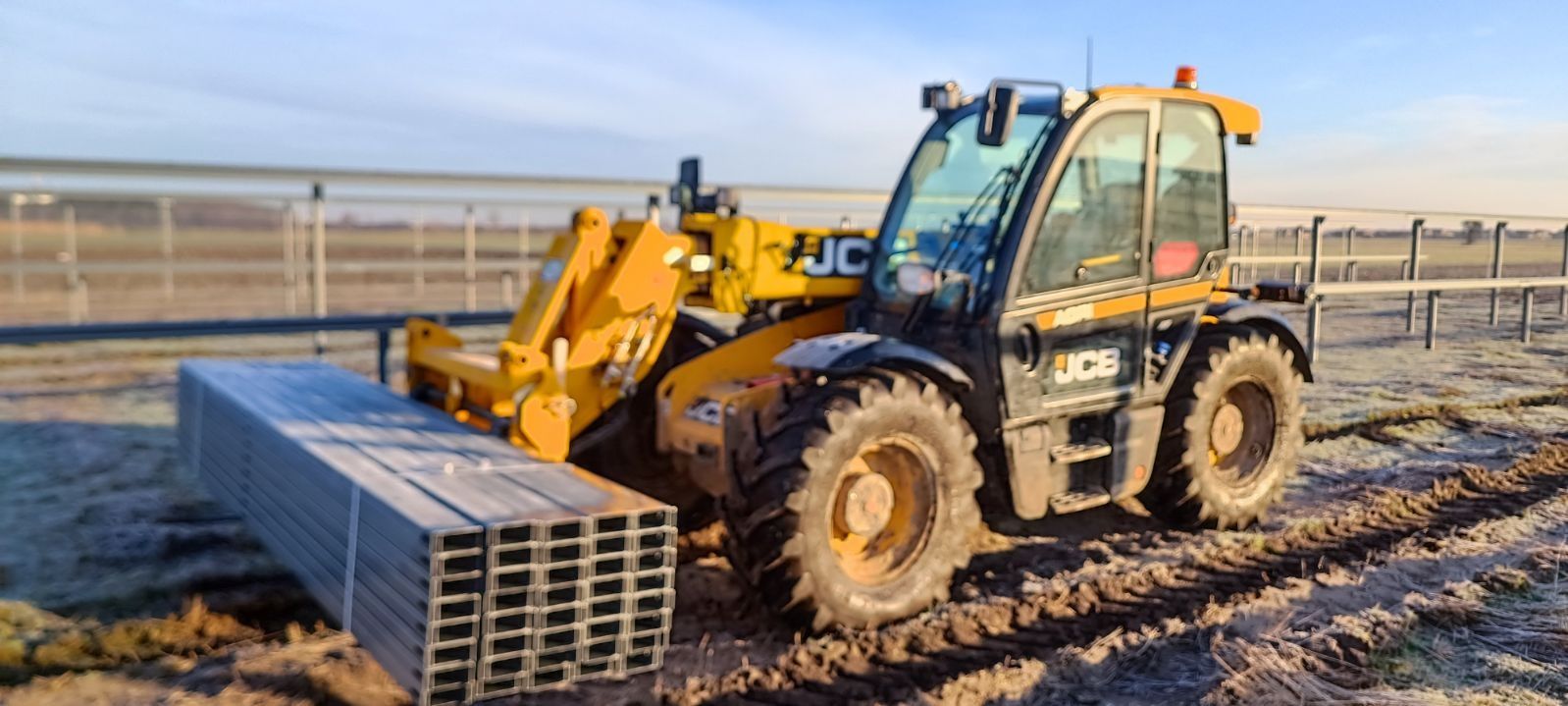 Usługi ładowarką teleskopową JCB wynajem ladowarki