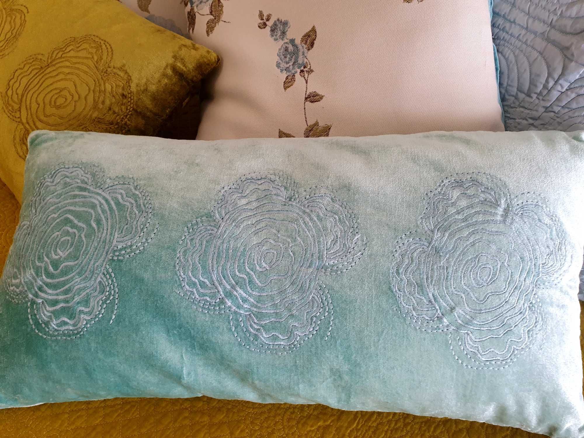 Conjunto de quarto - colcha, almofadas, candeeiro