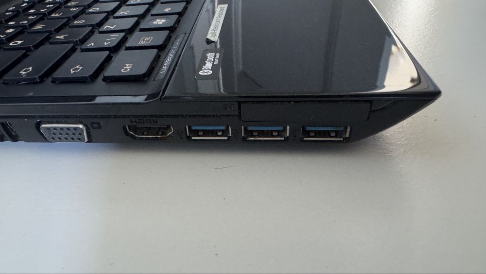 Fujitsu Ah532 i5 8gb 256ssd 15,6ledhd wifi dvd hdmi usb 3.0 Win10