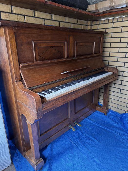 Antyczne drewniane pianino Rös & Voigt