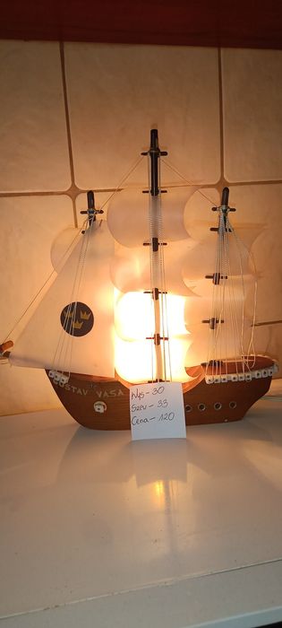 Lampka nocna zabudowana w okręcie