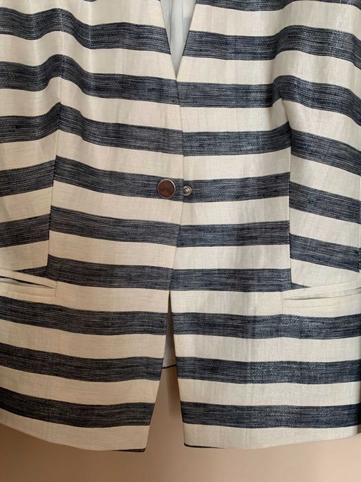 Żakiet damski firmy Aryton.