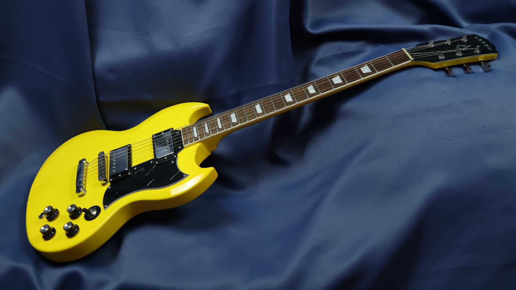 Gitara elektryczna Arrow Twincut SG z pokrowcem