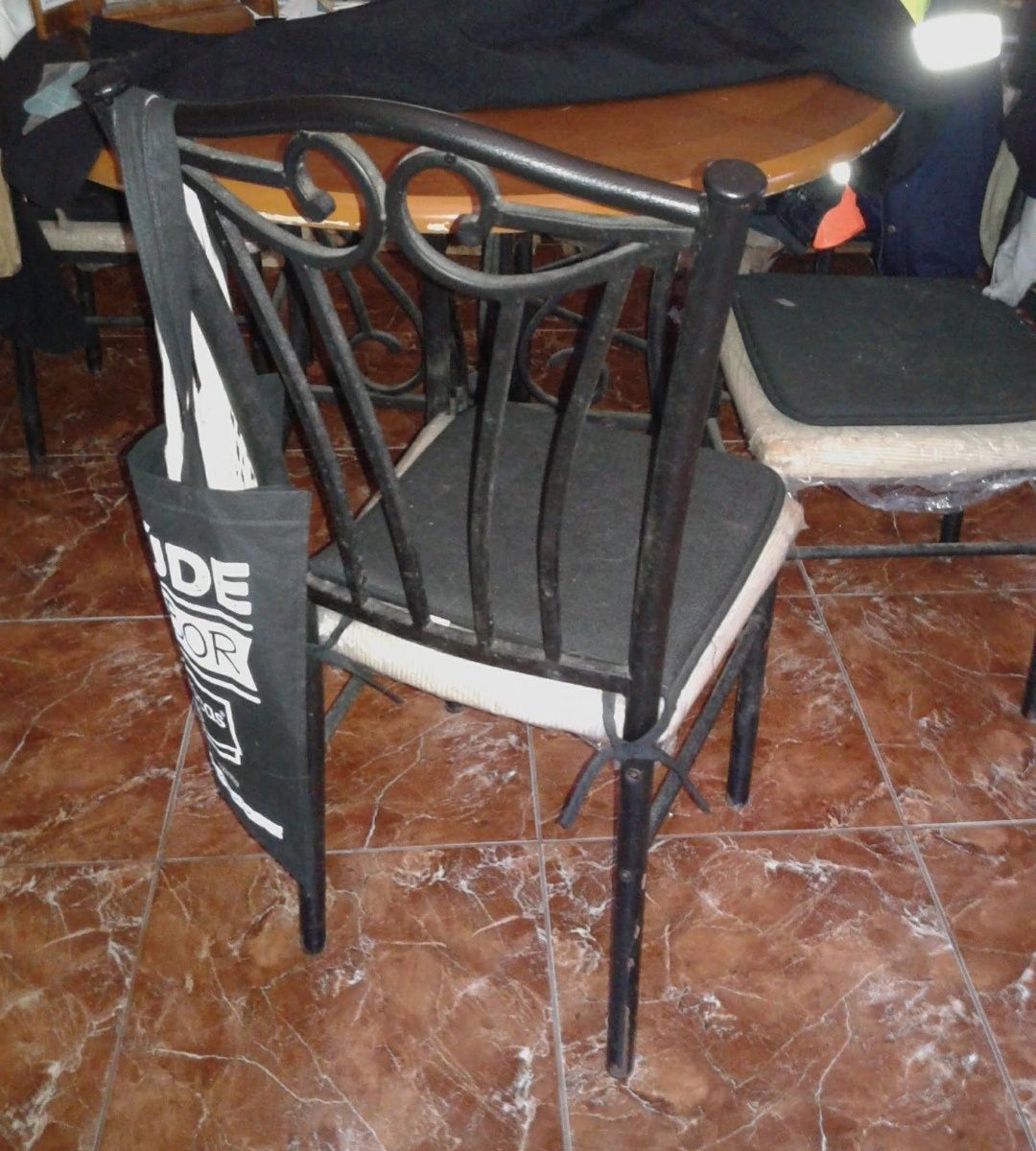 Mesa de sala em ferro com 4 cadeiras.