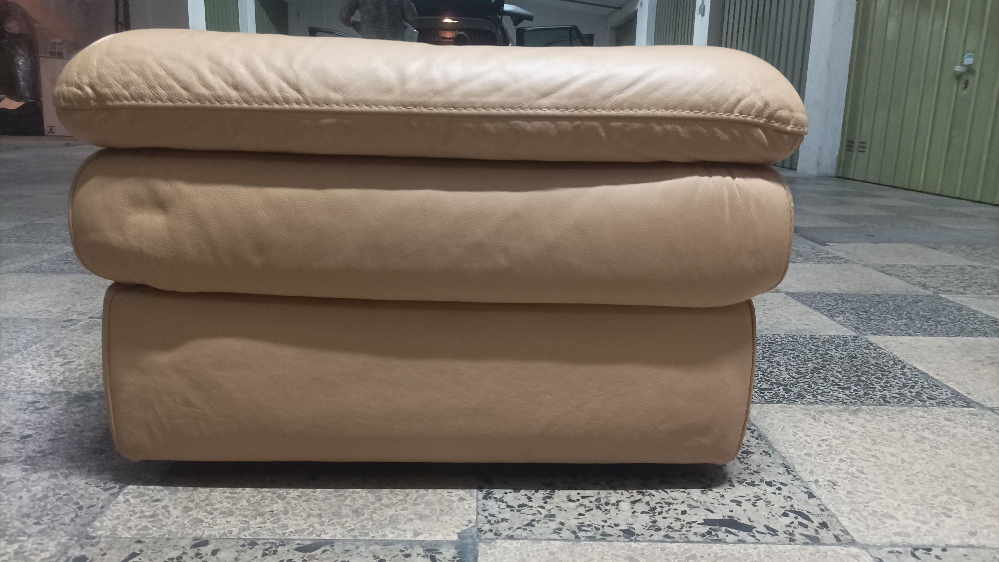 Puff em pele Divani e Divani 70x70