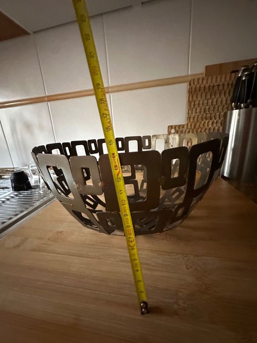 Centro de mesa em metal dourado