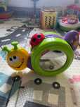 Muzyczny ślimak Fisher Price zabawka interaktywna do raczkowania