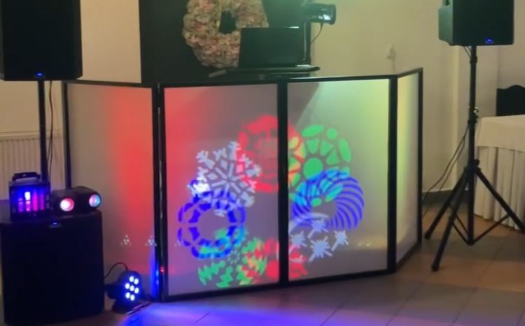 Stół i parawan dla dj’a