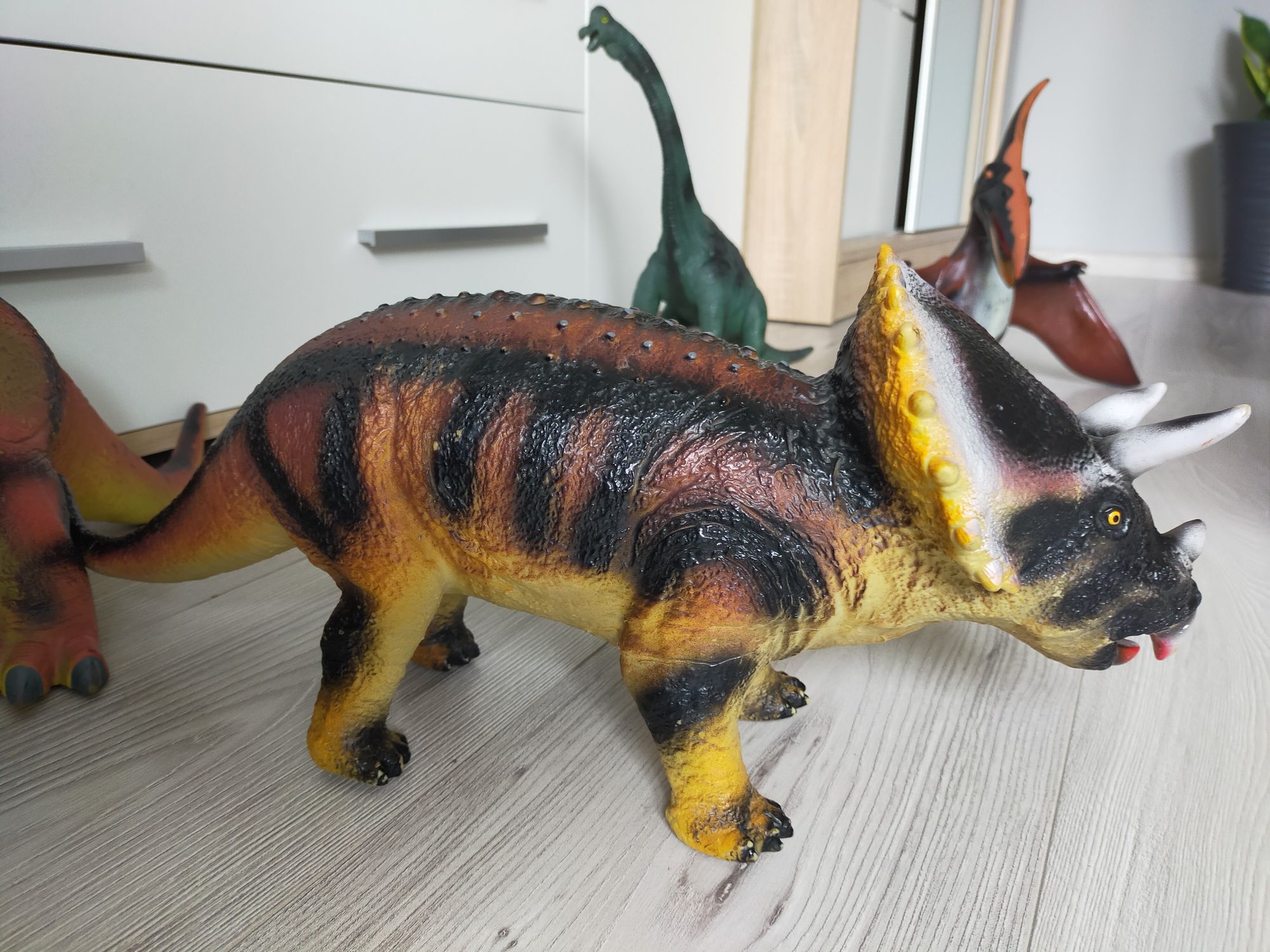 Duży dinozaur Triceratops