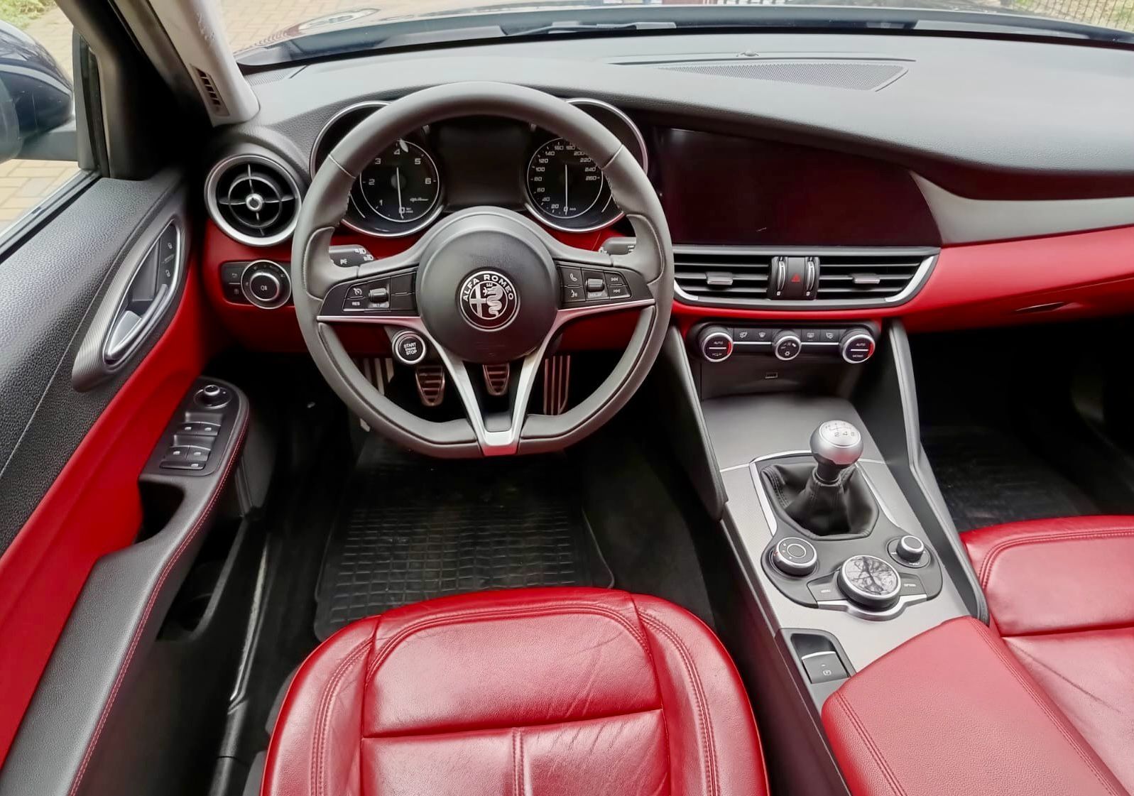 Alfa Romeo Giulia # piękne wnętrze# czarna perła