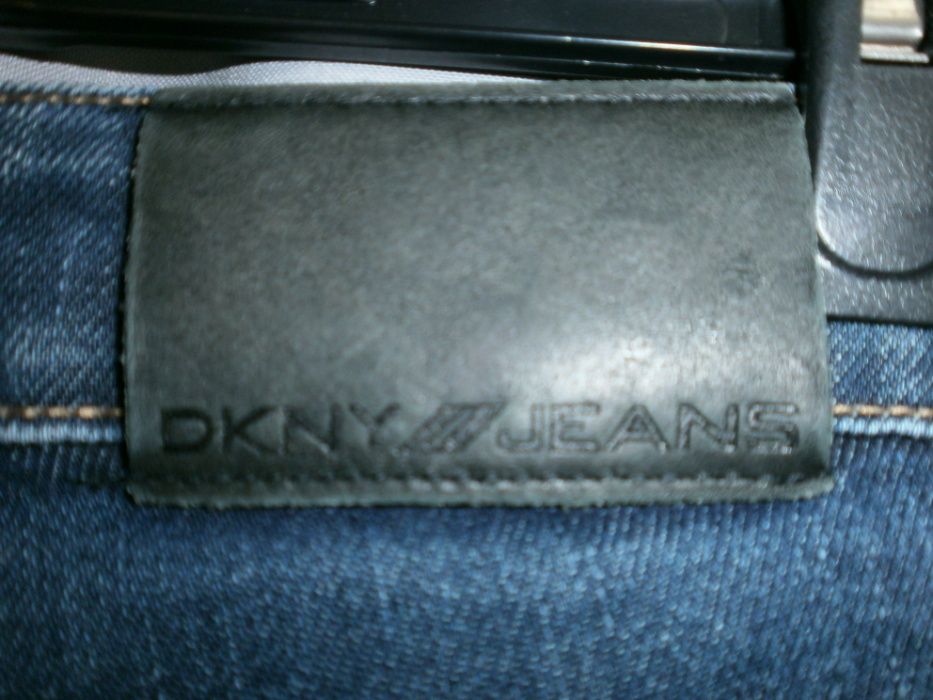 Джинсы DKNY jeans W29-L32 из UK.Модель клёш,пояс 37-39 см. стрейч.