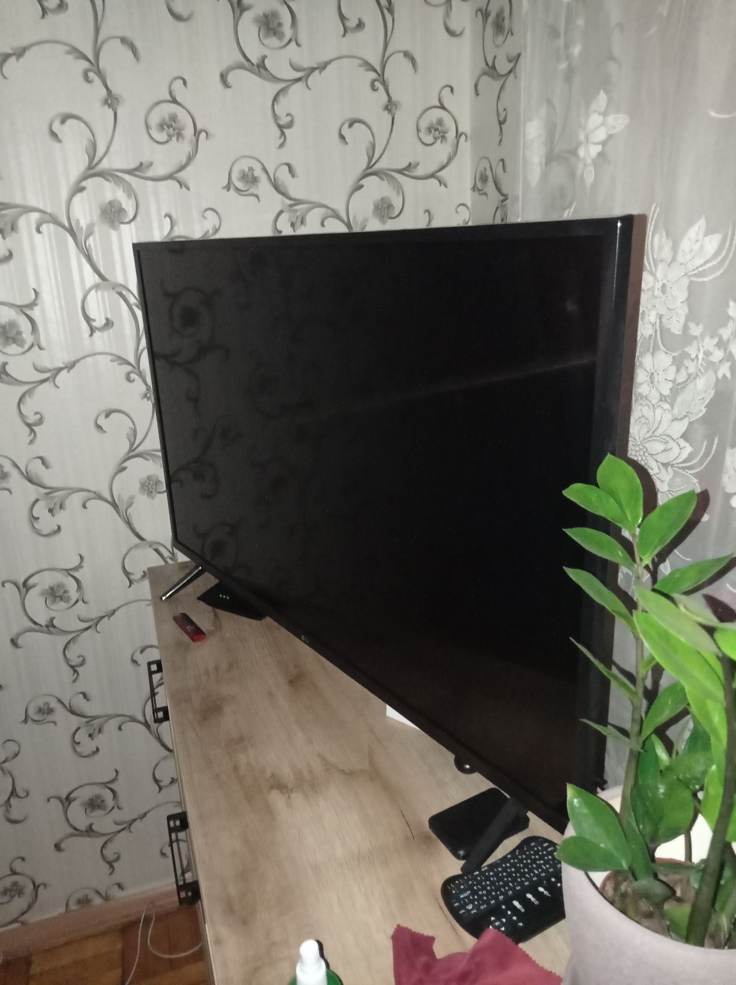 Продам телевизор LG "43"
