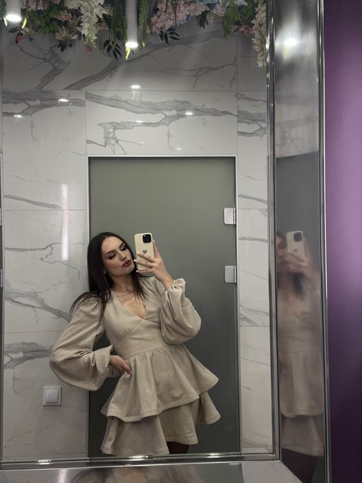 Сукня пишна на замку з вирізом