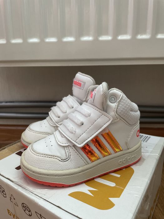 Дитячі кросівки adidas hoops mid