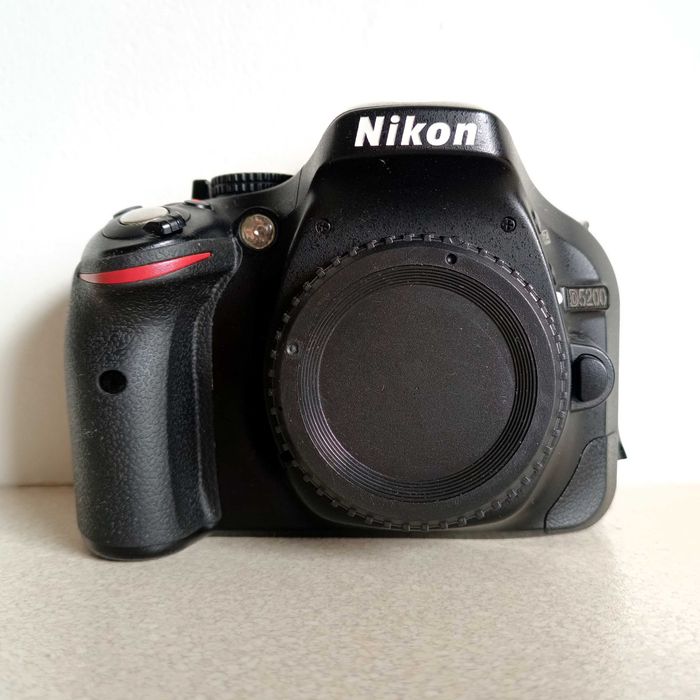 Lustrzanka Nikon d5200, na części z drobnymi usterkami.