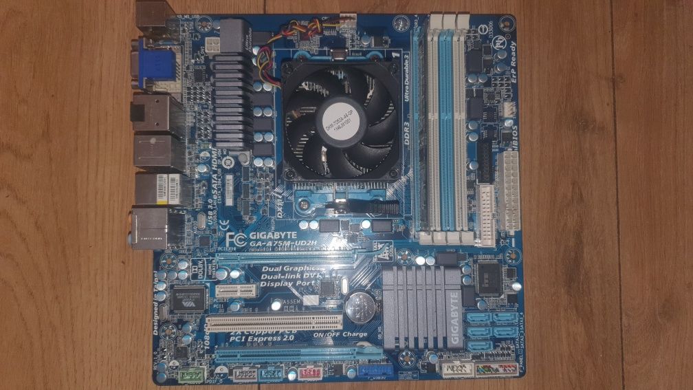 GIGABYTE GA-A75M-UD2H FM1 + A6-3500 3x2.1ghz + DDR3 8GB SK Hynix