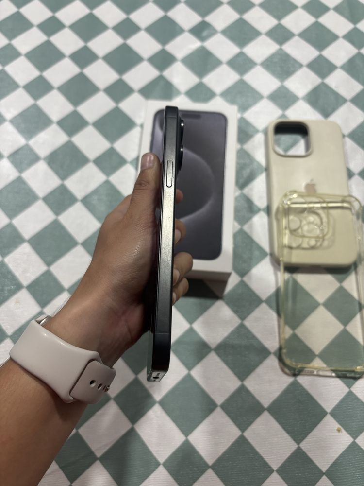 iPhone 15 Pro Max - 256GB (COMO NOVO)