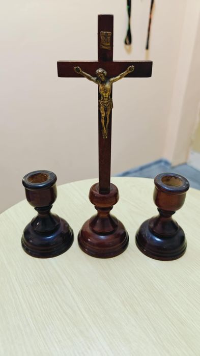 Drewniany krzyż i świeczniki PRL