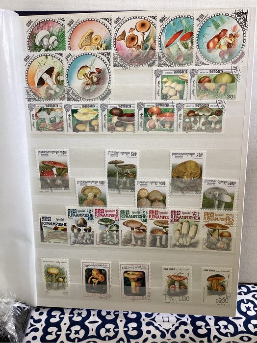 Album de selos formato A 4. Tematicos. (Cogumelos).